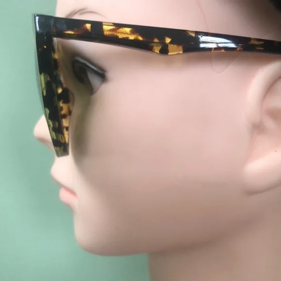 Victoria Beckham Sunglasses; #CAT3/VBS110C2, W/ Case display picture 2